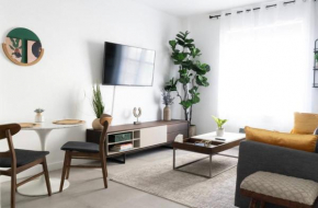 Newely remodeled apartment only 1 min to the beach!